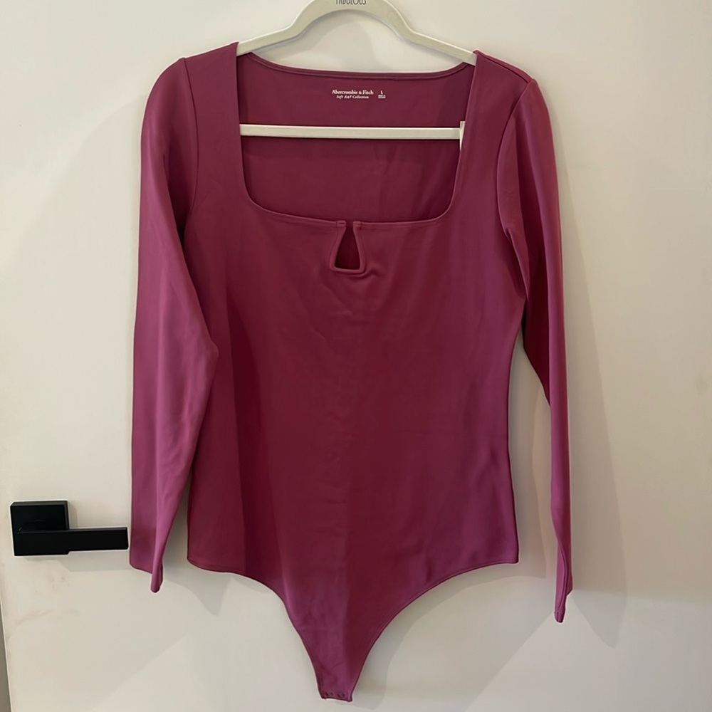 BRAND NEW WITH TAGS! pink Abercrombie body suit, Size Large